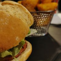 Vegan burger con patatas at Cerveceria La Raposa in Oviedo