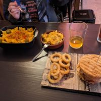 Nachos, patates CheeseBacon y Burger Manfloritu con aros de cebolla at Cerveceria La Raposa in Oviedo