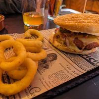 Burger Manfloritu con aros de cebolla at Cerveceria La Raposa in Oviedo