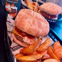 🦊 Hamburguesa vegana Maldita Bastarda es la que me presta más en Uviéu at Cerveceria La Raposa in Oviedo