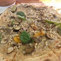 Vegan pizza at Gans Woanders in Munich