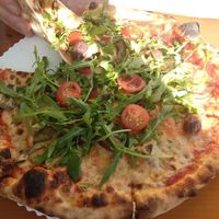 Vegan pizza at Gans Woanders in Munich