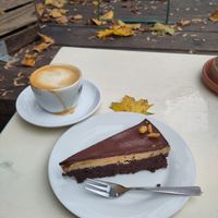 Flat white with oat milk and a vegan peanut butter cake at Gans Woanders in Munich