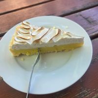 Zitronentarte mit Baiser, vegan at Gans Woanders in Munich