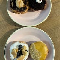 Brownie Cheesecake, Schwarzwälder Kirsch, Blueberry Cheesecake und Mango Stickyrice at Brammibal's Donuts - Alexanderplatz in Berlin