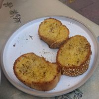 Vegan garlic bread at Mom's Kitchen in Kos