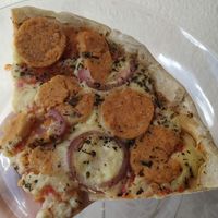 Pizza de calabresa 100% vegetal at Evegan in Belo Horizonte