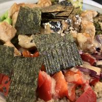 Bowl de tempeh, verduras, arroz y quinoa  at Bowls 'n Rolls in Leeuwarden