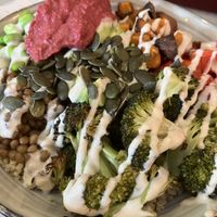 Bowl de quinoa, lentejas, aguacate y verduras  at Bowls 'n Rolls in Leeuwarden