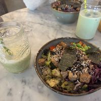 Vegan tempé bowl en een green smoothie    at Bowls 'n Rolls in Leeuwarden
