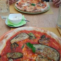 Vordere Pizza, ohne Käse bestellt :) at Café Carma in Lagundo