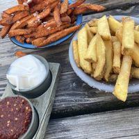 Süßkartoffel- und Vinegar Fries mit Mayo und Chili Dip  at Halifax Burgers in Koege