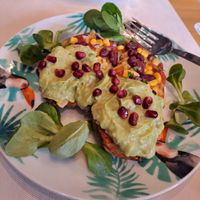 Cartofi dulci cu guacamole at Nom Nom in Constanta