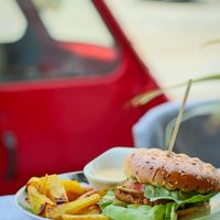 Burger vegan si cartofi cu rozmarin at Nom Nom in Constanta