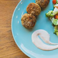 Falafel cu salata de cruditati at Nom Nom in Constanta