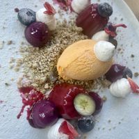 Desert. Hoewel aangegeven werd dat het bakken met aquafaba als een uitdaging werd gezien wordt de genomen moeite in een niet-vegan restaurant op prijs gesteld.   at Zand & Klei in Breda