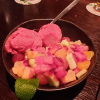 Aardbeien sorbetijs met vers fruit. at De DorpsKamer in Ermelo