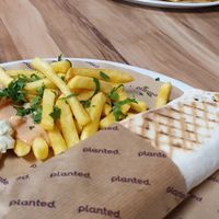 Planted Kebab mit veganen Saucen at Mados Kebap in Uster