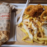 Planted Kebab im Fladenbrot, Onionrings, Planted Chicken Nuggets, Pommes at Mados Kebap in Uster