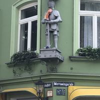 Ritterstatue mit Regenbogenfahne außen / knoght statue with rainbowflag outside 🏳️‍🌈  at Cafe Bar Armer Ritter in Cologne