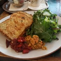 Arme Ritter mit Hummus und Champignons für 13,50 Euro at Cafe Bar Armer Ritter in Cologne