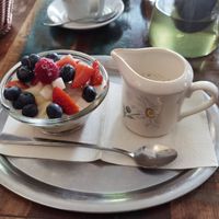 Granola mit Früchten für 5,90 Euro at Cafe Bar Armer Ritter in Cologne