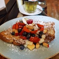 Veganer Armer Ritter mit Zimt, Zucker und Obst für 9,90 Euro at Cafe Bar Armer Ritter in Cologne