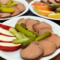 Vortadella, cornichons et pomme pour aller avec la fondue! at Pistache et Cacahuète in Lille