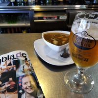 Ambiente de bar pero muy tranquilo y camarera muy amable at Ancora in A Coruna