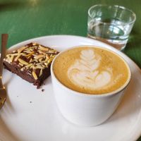 Cappuccino mit Hafermilch, Brownie, Leitungswasser at SUEDHANG in Tubingen