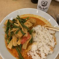 H1 vegan mit Tofu (ich konnte das Essen nicht abwarten und hab leider das Reisküchlein schon zerstört 😅)  at Krua Thai in Cologne
