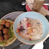 Sehr leckeres veganes Frühstück. Besonders die Falafel und das selbstgemachte Brot at Das Kaffeehaus in Puchheim