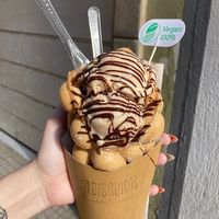 gofre con helado de snickers y de avellanas con nutella vegana at Mordisquitos Cafe in Tenerife