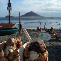 helados de chocolate, ferrero y cacahuete con chocolate, con sirope de leche condensada y de caramelo (100% vegan) at Mordisquitos Cafe in Tenerife