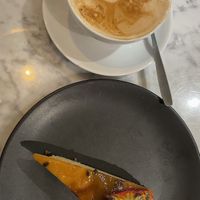 Fruchtiger veganer Käsekuchen 😋  at Kafé Plattan in Stockholm