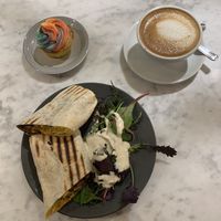 Breakfast-Burrito mit scrambled Tofu und gebackenen Bohnen - unfassbar lecker - und ein Zitronen-Pride-Cupcake (auch sehr lecker).   at Kafé Plattan in Stockholm