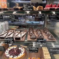 súper variedad de postres y pequeños para que no desperdicies   at Kafé Plattan in Stockholm