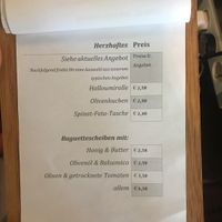 Savory dishes like baguette and olives, vegan pizza snails or Olivemuffins at Carls Laden in Leipzig