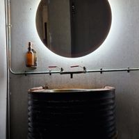 Afegeixo una foto del bany perquè l'he trobat força original. at Vrutal - Poblenou in Barcelona