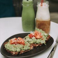 Avocado Bread, Green Machine Smoothie und Latte Macchiato  at Yuícery - Ehrenstraße in Cologne