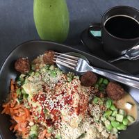 Meatless Meatball Bowl und Green Machine Smoothie (und Café Americano)  at Yuícery - Ehrenstraße in Cologne