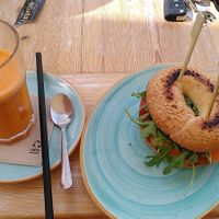 Vegan bagel with tomato, carrot, hummus and rocket at A-Frame Oasis in El Palmar De Vejer