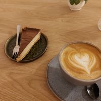 Cappuccino und Erdnusskuchen at Etyok Vegan Kebab in Nuremberg