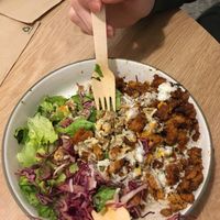 Schon ein bisschen wild auf dem Bild, weil wir Hunger hatten und ich nicht sofort ein Foto gemacht habe. Das Gericht ist der Ali in der Schüssel    at Etyok Vegan Kebab in Nuremberg