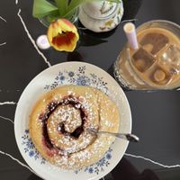Iced Cappuccino (Hafermilch) und Zimtschnecke mit Himbeere  at Café Fräulein in Munich