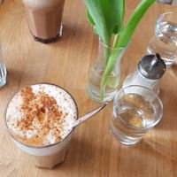 Hot chocolate & coconut milk cinnamon chai at Oh Happy Café in Munich