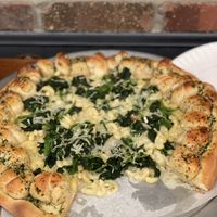 Garlic knot pizza with freakin vegan Mac and cheese and spinach added in. 10/10 #Veganuary at Pat D's Pizza in Howell