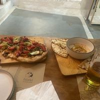 Pizza végane et hummus  at Falafel in Amorgos