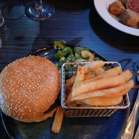 Burger vegan et Penang au fond + Haggis vegan at Seumas' Bar in Isle Of Skye
