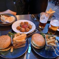 La tablée presque entièrement vegan at Seumas' Bar in Isle Of Skye